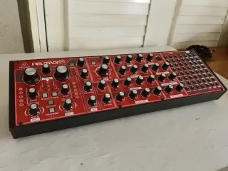 Sintetizador Behringer Neutron Rojo/Negro