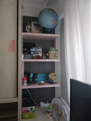 Dormitorio con cama abatible