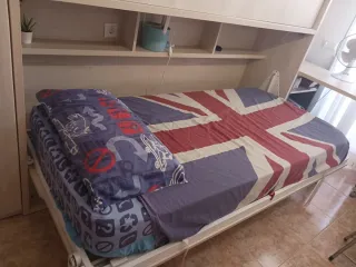 Dormitorio con cama abatible