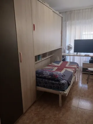Dormitorio con cama abatible
