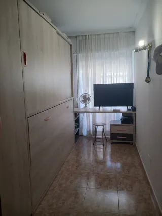 Dormitorio con cama abatible