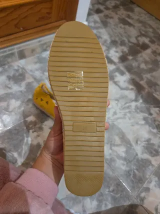 Mocasines amarillos con diseño floral