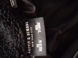 Cazadora Supply Demand Negra con Capucha