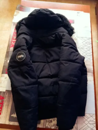 Cazadora Supply Demand Negra con Capucha