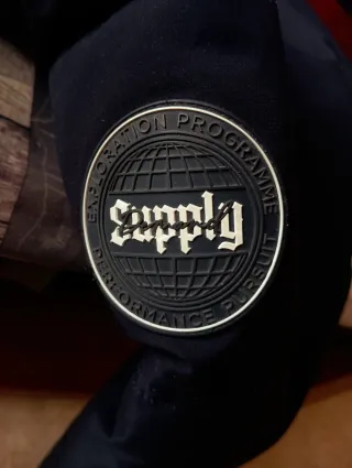 Cazadora Supply Demand Negra con Capucha