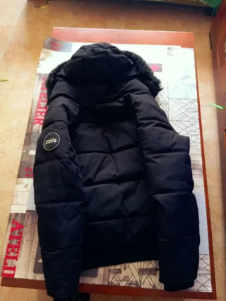 Cazadora Supply Demand Negra con Capucha