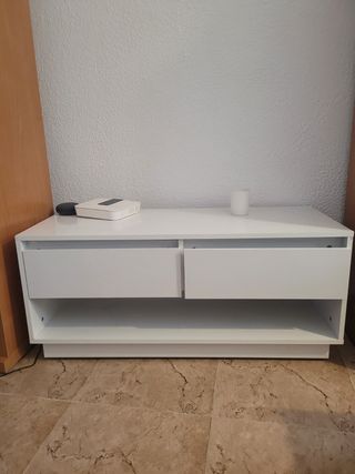 Mueble blanco con cajones y estante