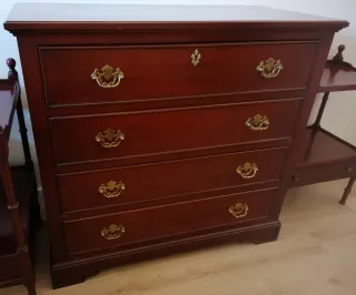 Cómoda de madera con 5 cajones