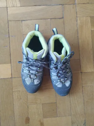 Botas de montaña grises y verdes