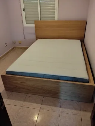 Cama de madera con colchón