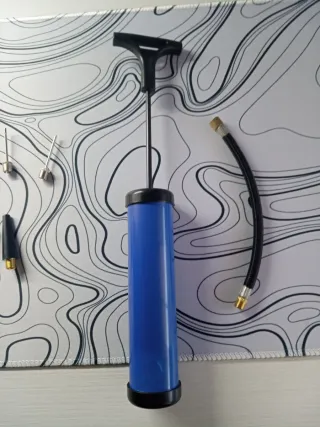 Inflador manual azul con accesorios