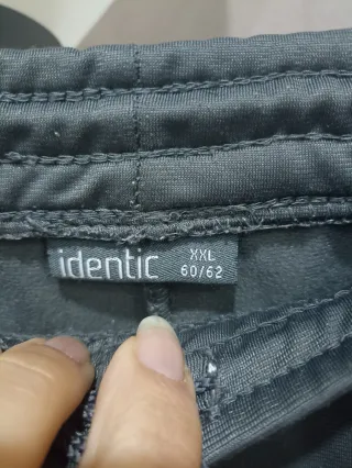 Bermuda uomo grigio e bianco.