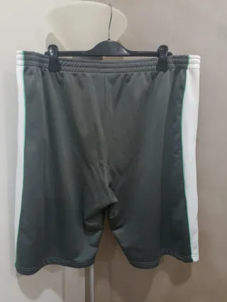 Bermuda uomo grigio e bianco.