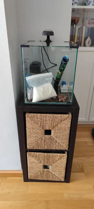 Mueble 2 cajones mimbre negro y marrón.