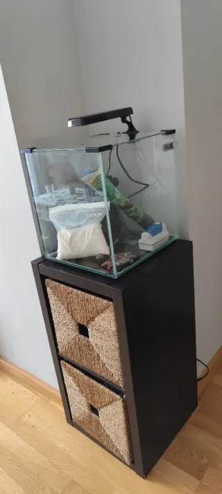 Mueble 2 cajones mimbre negro y marrón.