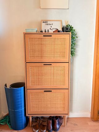 Zapatero de madera y ratán