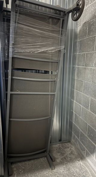 Tumbona de jardín gris con ruedas