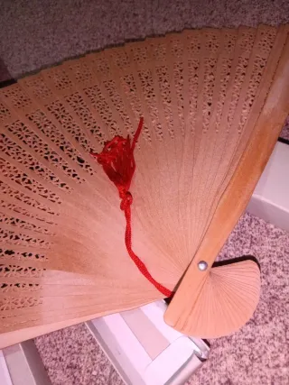 Abanicos de madera decorados