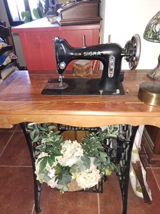 Máquina de coser Sigma vintage con mueble