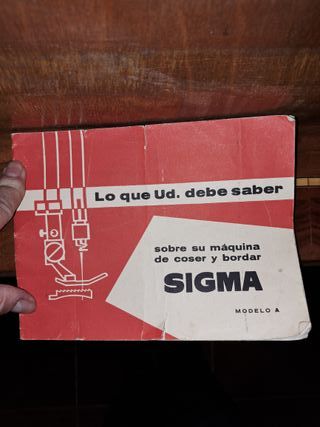 Máquina de coser Sigma vintage con mueble
