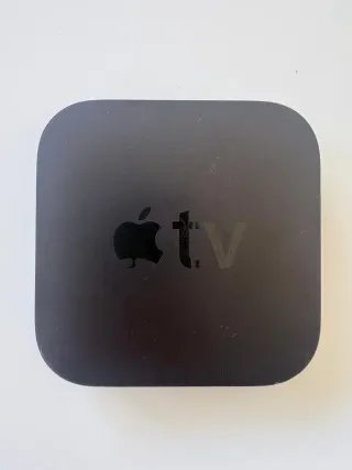 Apple TV con mando y cable