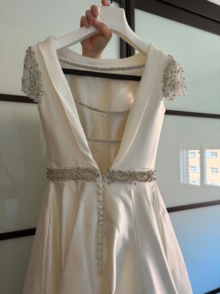 Vestido de Novia Blanco con tiara y Velo