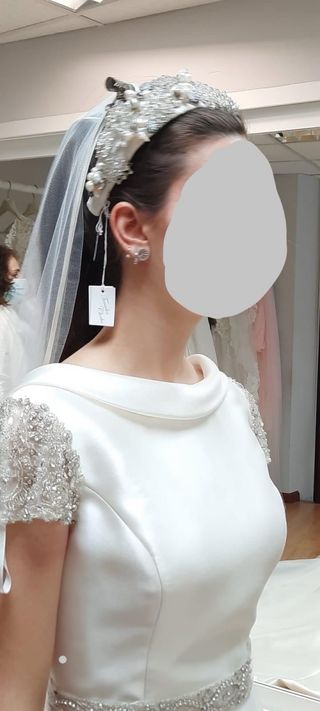 Vestido de Novia Blanco con tiara y Velo