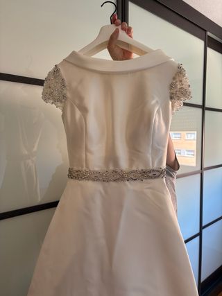 Vestido de Novia Blanco con tiara y Velo