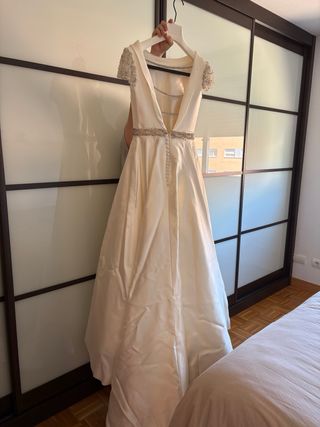 Vestido de Novia Blanco con tiara y Velo