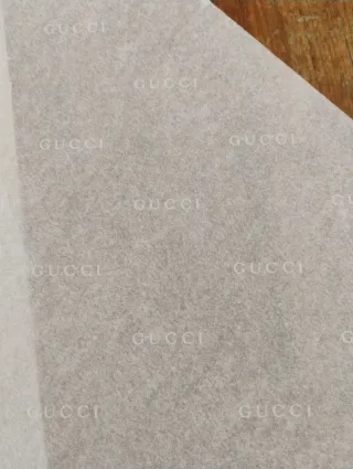 Caja de packaging Gucci roja