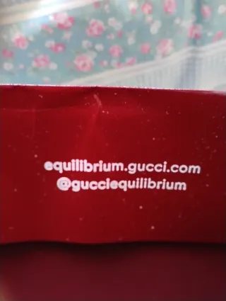 Caja de packaging Gucci roja