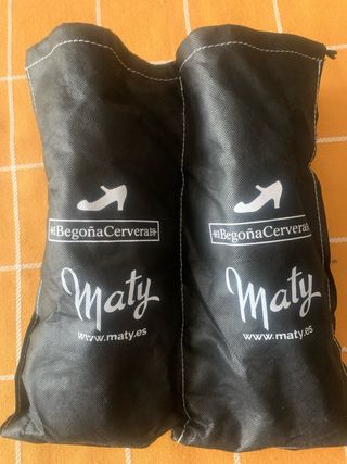 Falda y zapatos de flamenco negros profesional