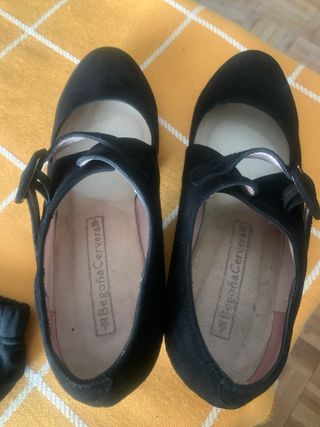 Falda y zapatos de flamenco negros profesional