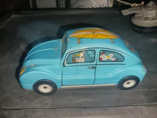 Caja metálica azul forma coche