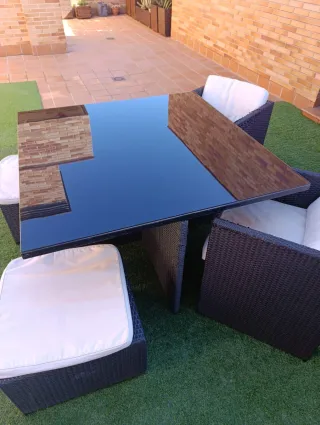 Conjunto Mesa y Sillones Rattan beige cuadrado.