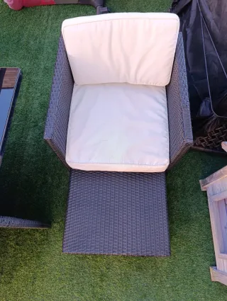 Conjunto Mesa y Sillones Rattan beige cuadrado.