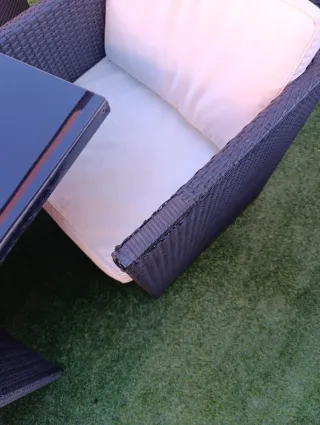 Conjunto Mesa y Sillones Rattan beige cuadrado.