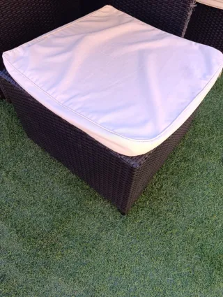 Conjunto Mesa y Sillones Rattan beige cuadrado.