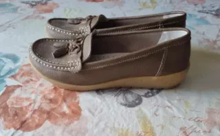 Zapatos marrones con detalle de hebilla