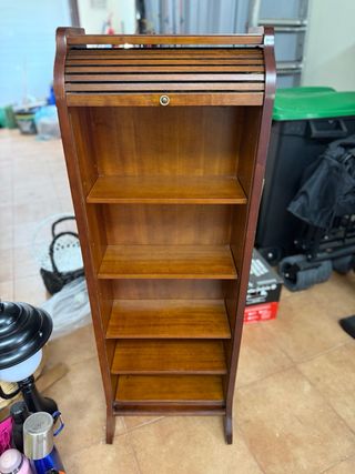 Mueble de madera con persiana