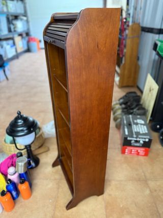 Mueble de madera con persiana