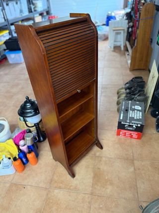 Mueble de madera con persiana