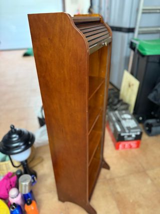 Mueble de madera con persiana