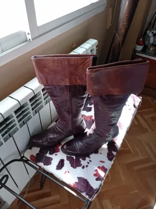 Botas altas de cuero marrón y morado