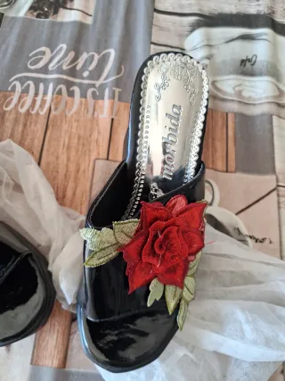 Zapatos de charol con rosa roja