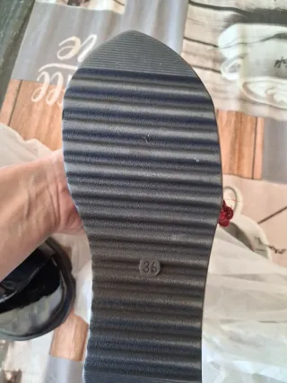 Zapatos de charol con rosa roja