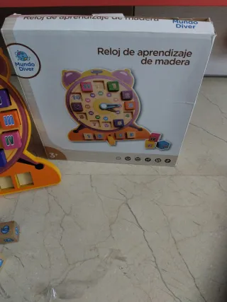 Reloj de madera para aprender números.
