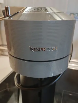 Cafetera Nespresso Gris y Negra