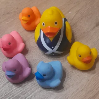 Pato de goma coleccionable con traje azul