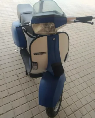 Vespa TX Scooter Azul y Blanco